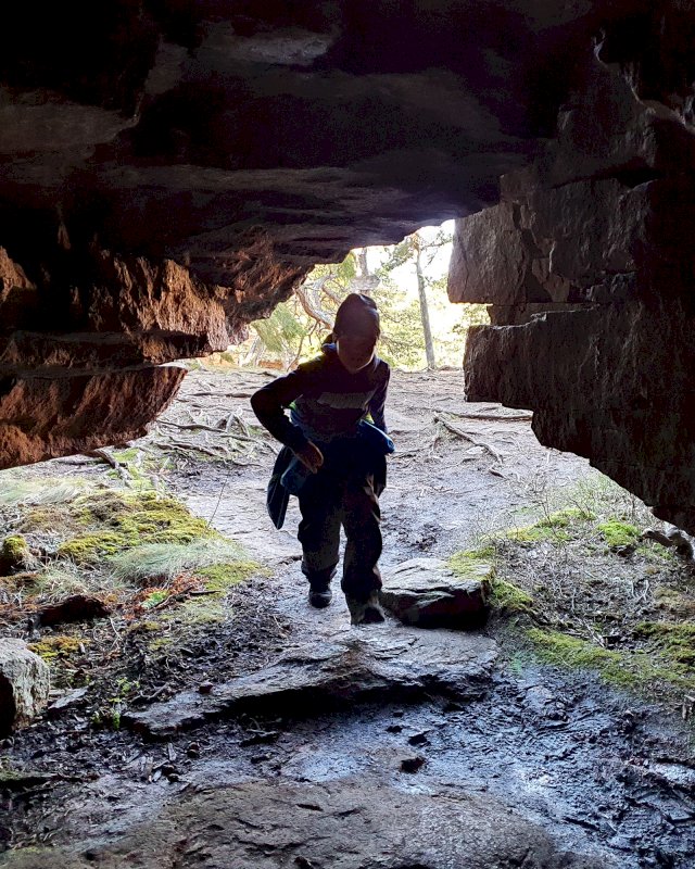 Ulkoilija luolan suuaukolla.