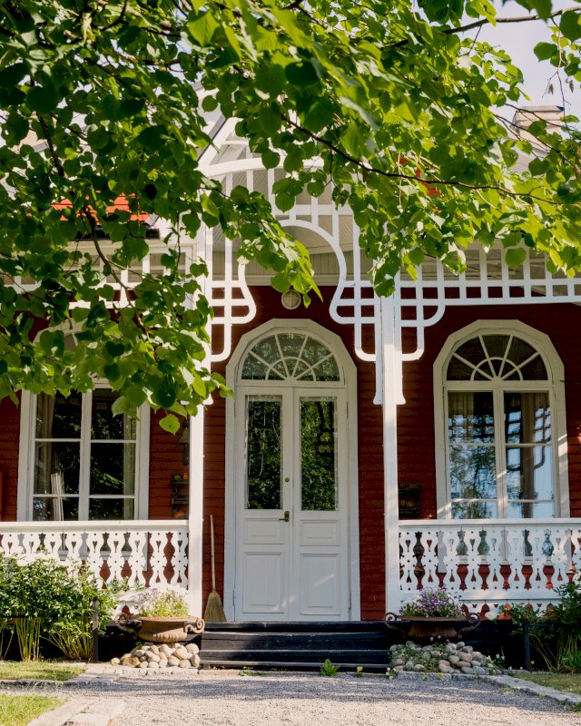 Strömsön punainen pitsikoristeinen huvila.