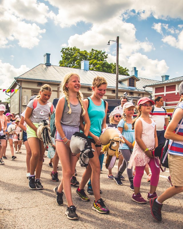 Keppihevosilla ratsastavia lapsia Rauman Pitsiviikolla.